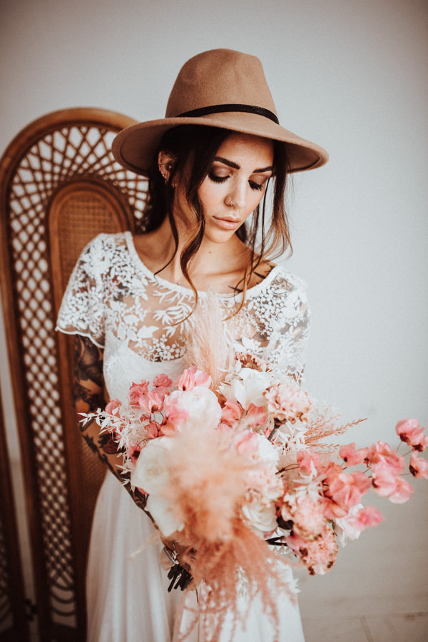 bride with pink flowers and hat