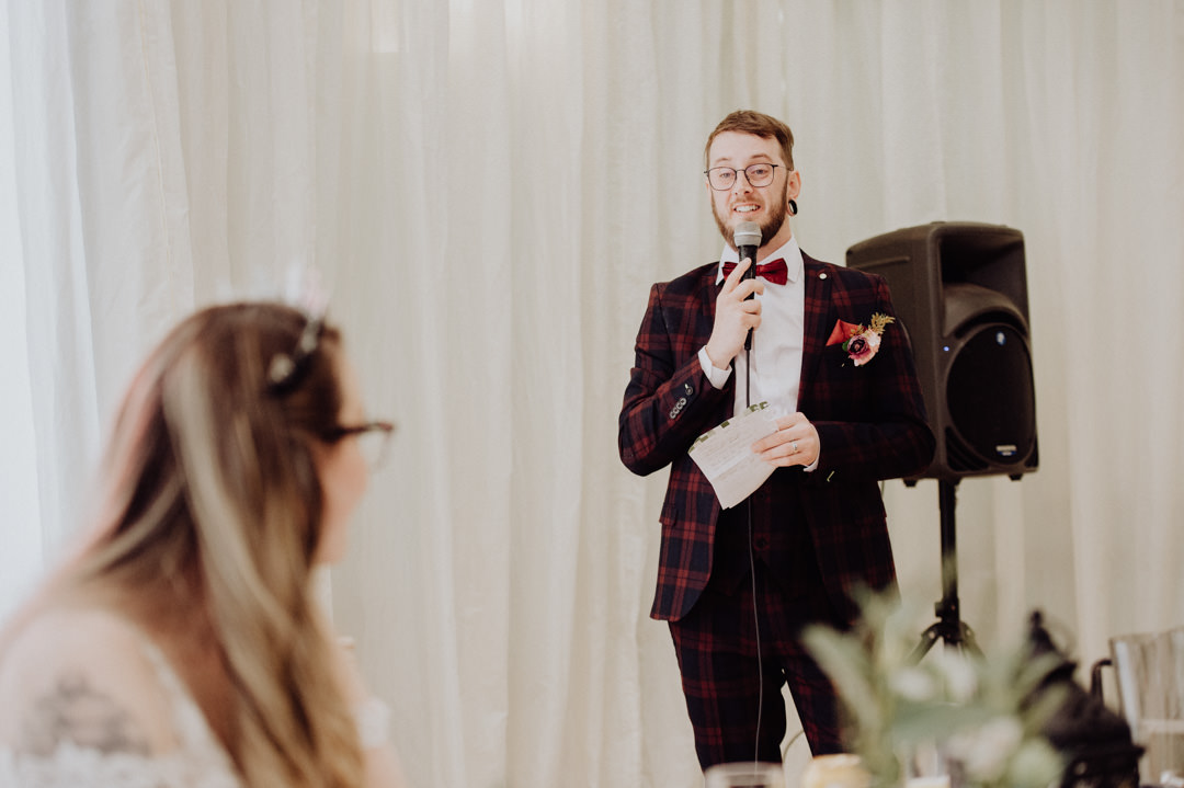 groom making speech at wedding